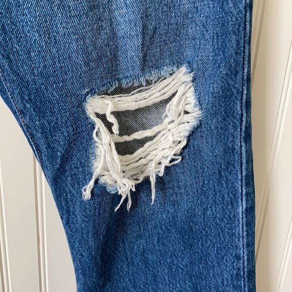 SOLD - LIKE NEW Levi’s 501 Distressed Raw Hem Crop Jeans - Picture 9 of 13